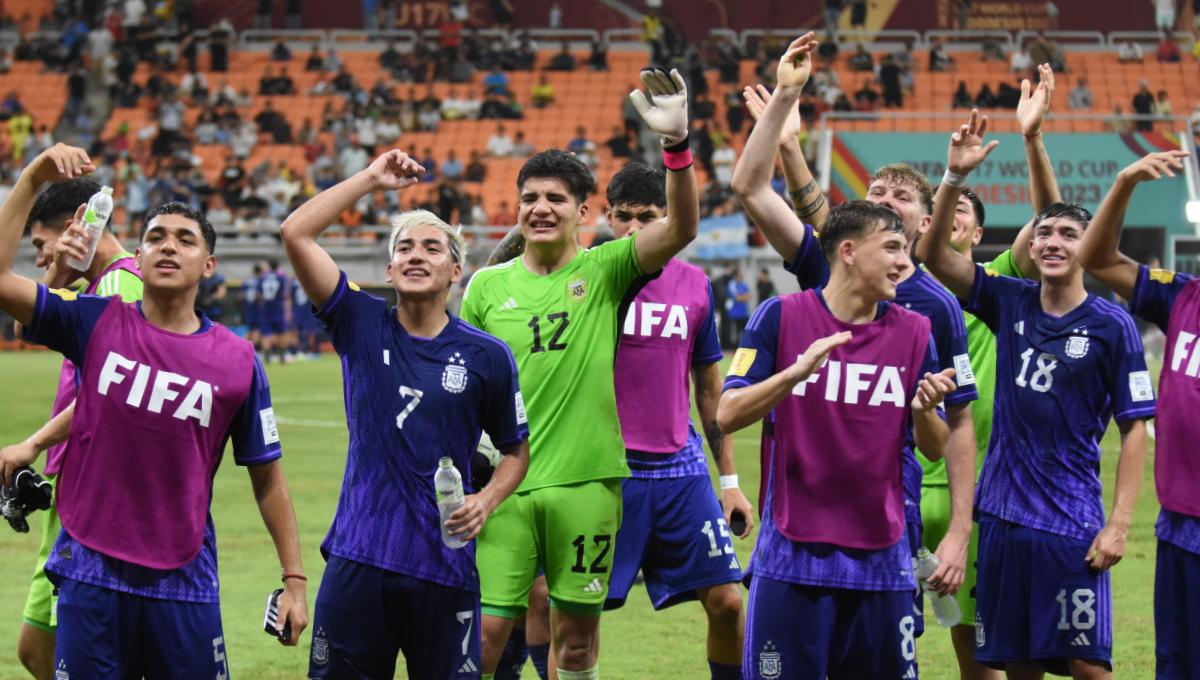 Para pemain Argentina menghampiri suporter usai mengalahkan Polandia pada laga ketiga fase grup D Piala Dunia U-17 2023 di Stadion JIS, Jumat (17/11/23).