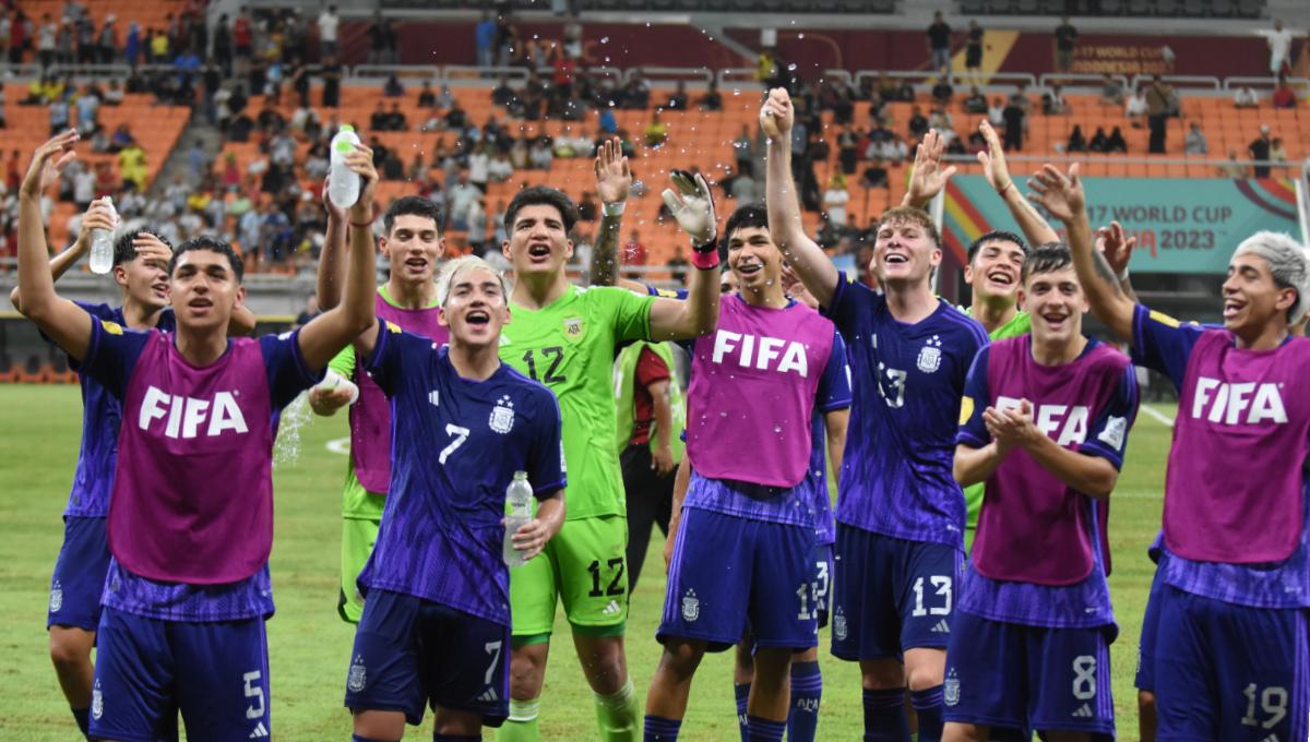 Para pemain Argentina menghampiri suporter usai mengalahkan Polandia pada laga ketiga fase grup D Piala Dunia U-17 2023 di Stadion JIS, Jumat (17/11/23).