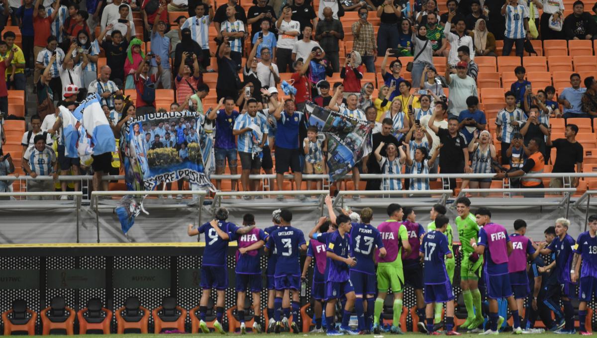 Para pemain Argentina menghampiri suporter usai mengalahkan Polandia pada laga ketiga fase grup D Piala Dunia U-17 2023 di Stadion JIS, Jumat (17/11/23).