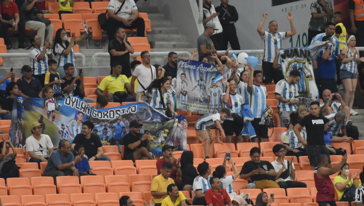 Kegembiraan para suporter Argentina usai negera kesayangan mereka mengalahkan Polandia pada laga ketiga fase grup D Piala Dunia U-17 2023 di Stadion JIS, Jumat (17/11/23).