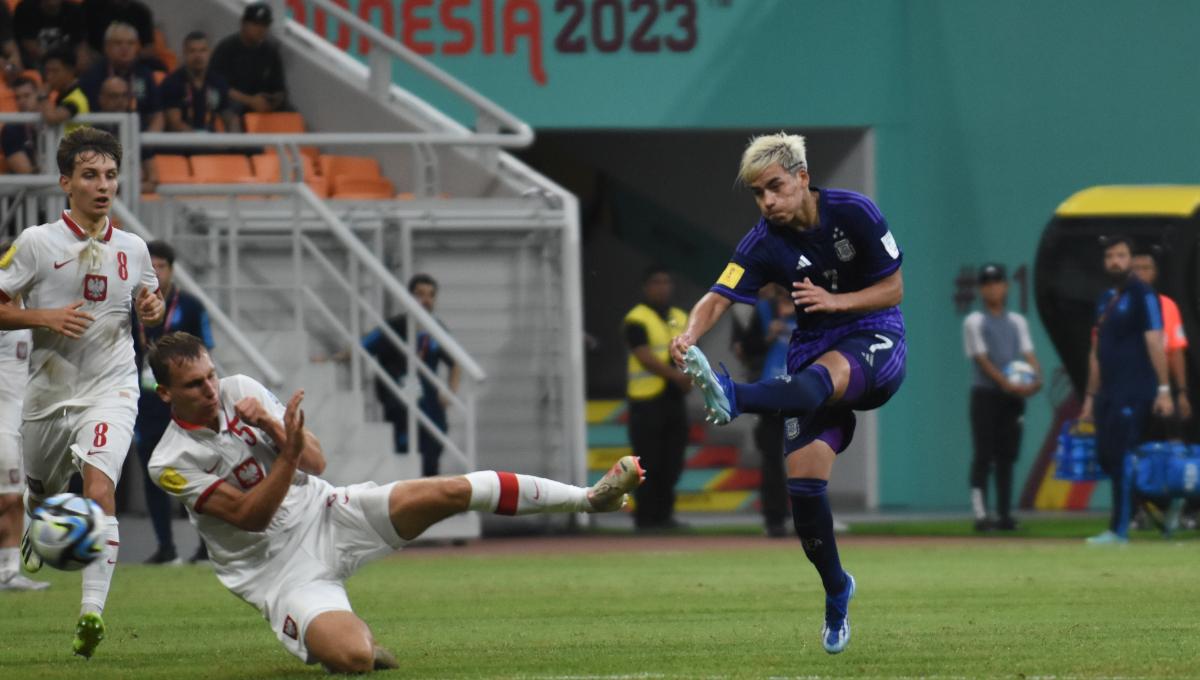 Proses gol pemain Argentina, Ian Subiabre ke gawang Polandia pada laga ketiga fase grup D Piala Dunia U-17 2023 di Stadion JIS, Jumat (17/11/23).