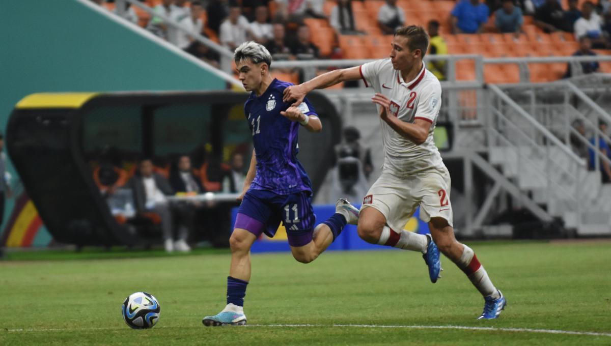 Selebrasi pemain Argentina, Santiago Lopez usai cetak gol ke gawang Polandia pada laga ketiga fase grup D Piala Dunia U-17 2023 di Stadion JIS, Jumat (17/11/23).