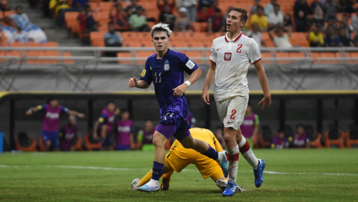 Selebrasi pemain Argentina, Santiago Lopez usai cetak gol ke gawang Polandia pada laga ketiga fase grup D Piala Dunia U-17 2023 di Stadion JIS, Jumat (17/11/23).