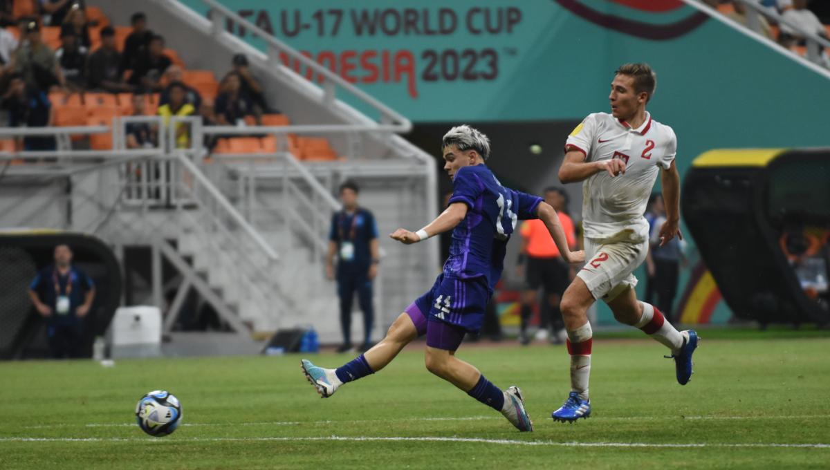 Proses gol pemain Argentina, Santiago Lopez ke gawang Polandia pada laga ketiga fase grup D Piala Dunia U-17 2023 di Stadion JIS, Jumat (17/11/23).