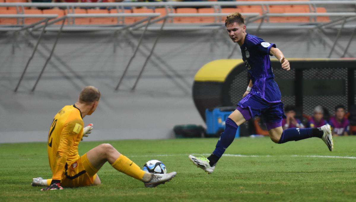 Kiper Polandia, Michal Matys berhasil menggagalkan peluang pemain Argentina pada laga ketiga fase grup D Piala Dunia U-17 2023 di Stadion JIS, Jumat (17/11/23).