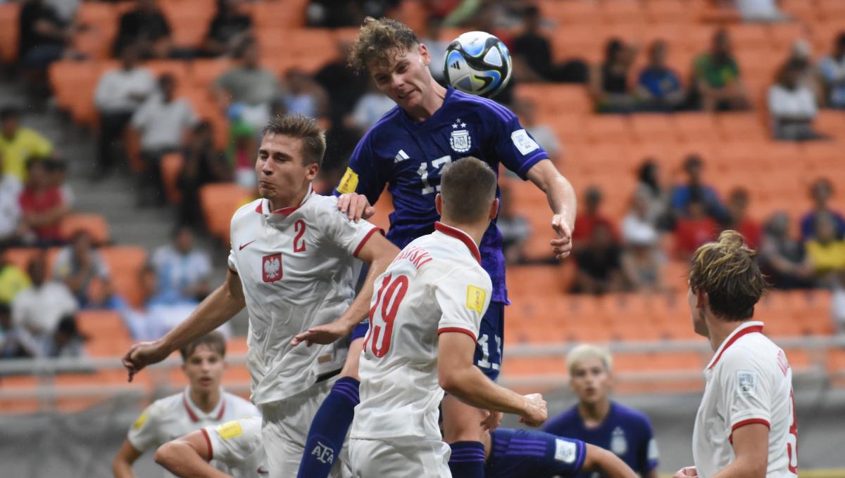 Duel udara pemain Argentina, Mike Huras dengan pemain Polandia, Ukises Gimenez pada laga ketiga fase grup D Piala Dunia U-17 2023 di Stadion JIS, Jumat (17/11/23).