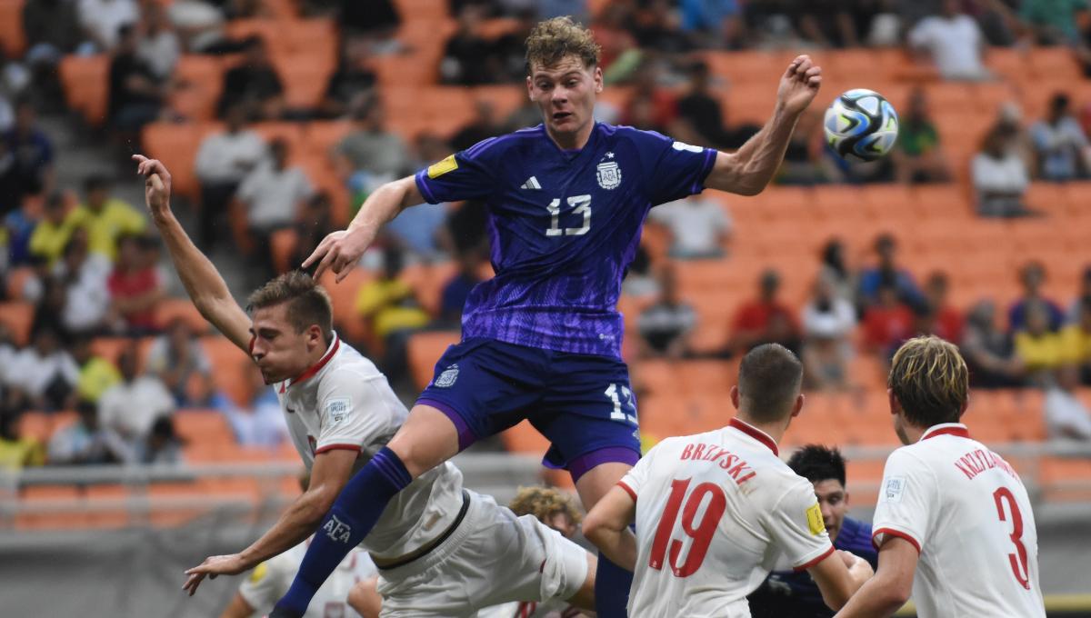 Duel udara pemain Argentina, Mike Huras dengan pemain Polandia, Ukises Gimenez pada laga ketiga fase grup D Piala Dunia U-17 2023 di Stadion JIS, Jumat (17/11/23).