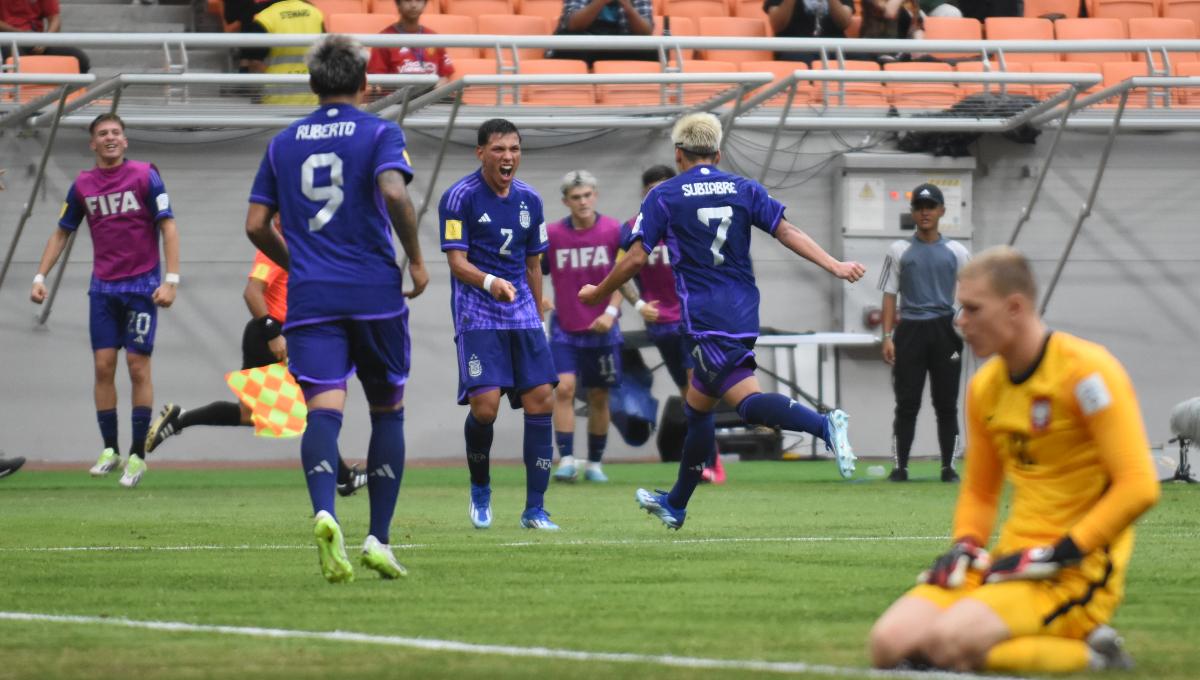 Selebrasi pemain Argentina, Ian Subiabre usai cetak gol ke gawang Polandia pada laga ketiga fase grup D Piala Dunia U-17 2023 di Stadion JIS, Jumat (17/11/23).