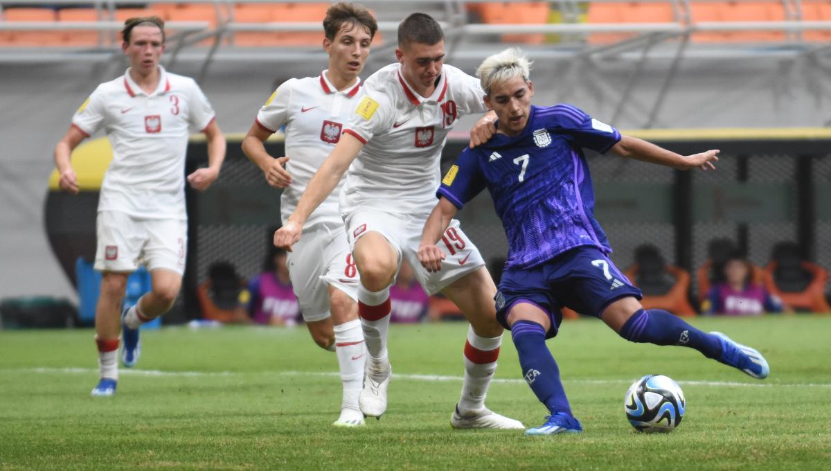 Proses gol pemain Argentina, Ian Subiabre ke gawang Polandia pada laga ketiga fase grup D Piala Dunia U-17 2023 di Stadion JIS, Jumat (17/11/23).