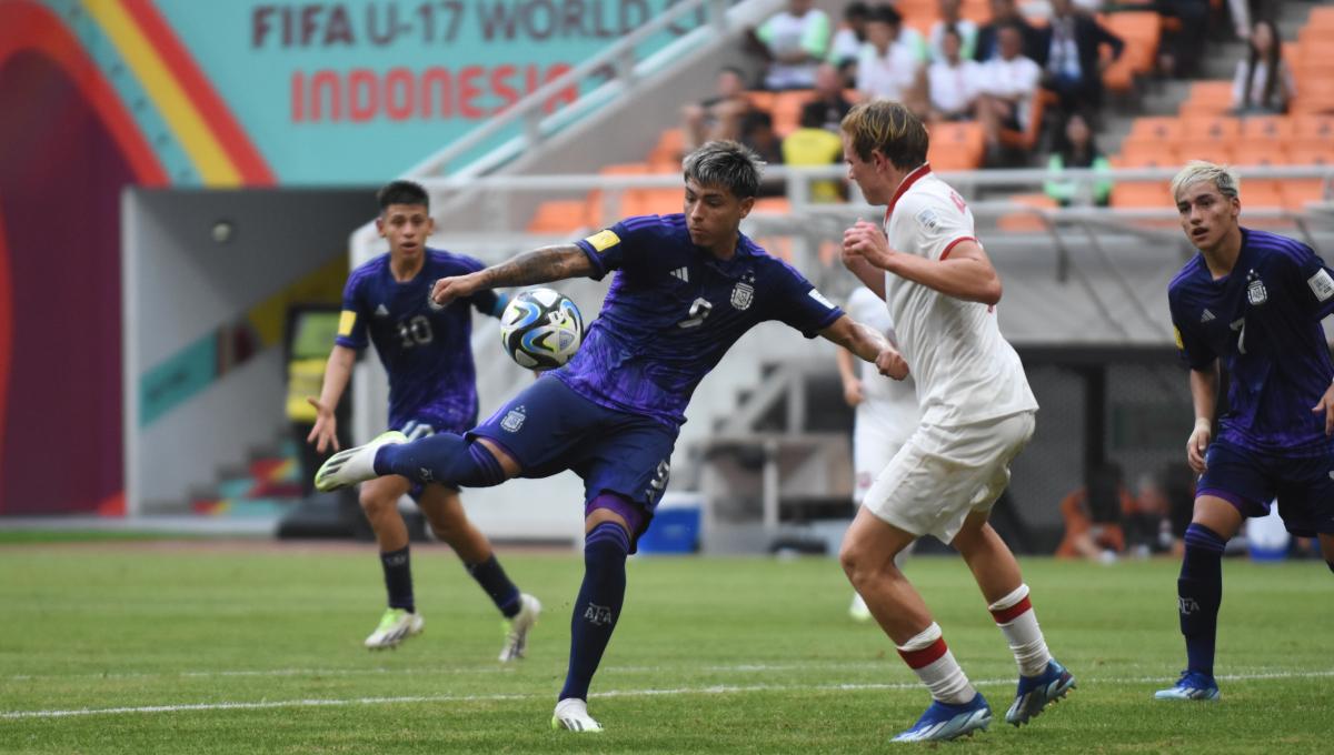 Peluang pemain Inggris, Ian Subiabre di depan gawang pada laga ketiga fase grup D Piala Dunia U-17 2023 di Stadion JIS, Jumat (17/11/23).