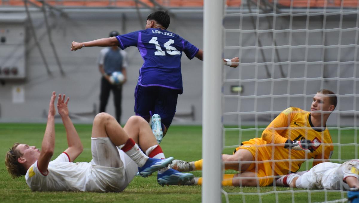 Selebrasi pemain Argentina, Thiago Laplace usai cetak gol ke gawang Poalndia pada laga ketiga fase grup D Piala Dunia U-17 2023 di Stadion JIS, Jumat (17/11/23).