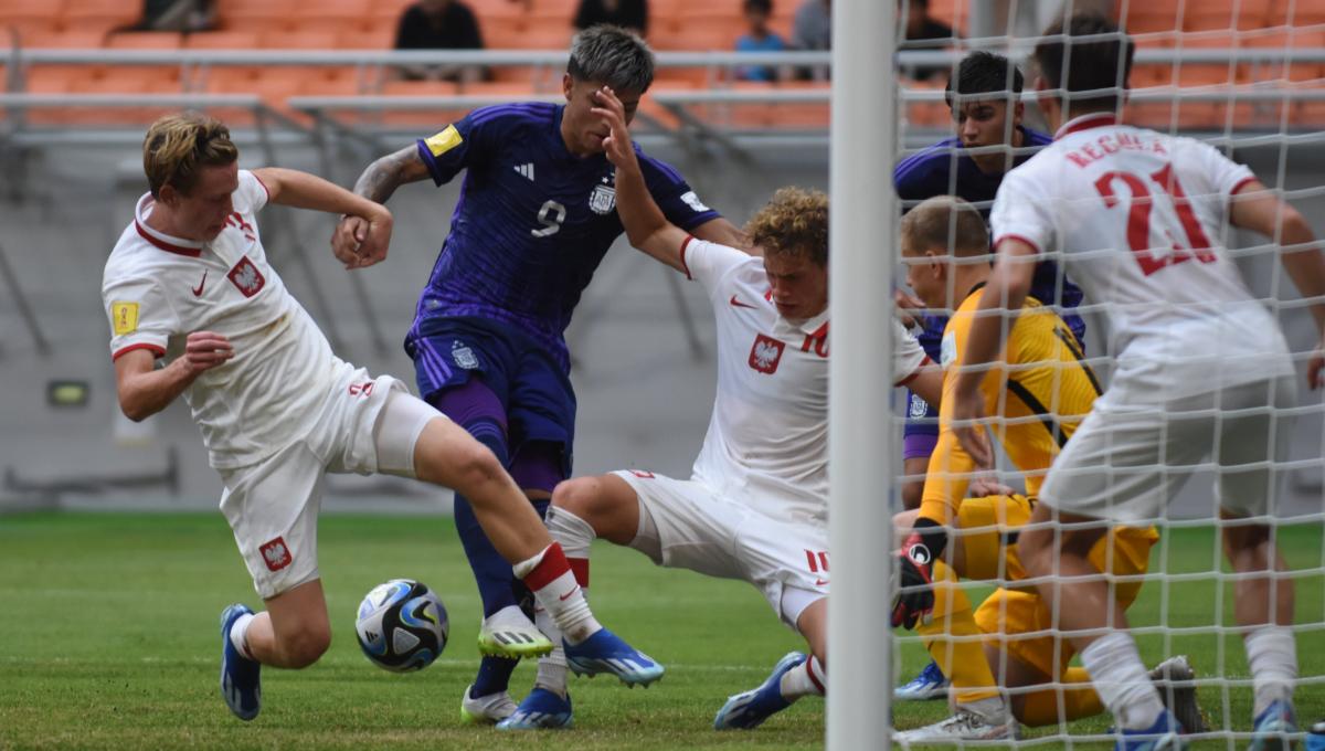 Peluang Argentina, Agustin Ruberto di depan gawang Polandia pada laga ketiga fase grup D Piala Dunia U-17 2023 di Stadion JIS, Jumat (17/11/23).