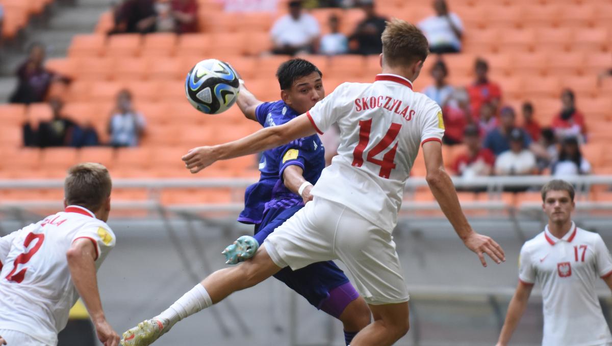 Duel udara pemain Polandia, Mateusz Skoczylas dengan pemain Polandiapada laga ketiga fase grup D Piala Dunia U-17 2023 di Stadion JIS, Jumat (17/11/23).