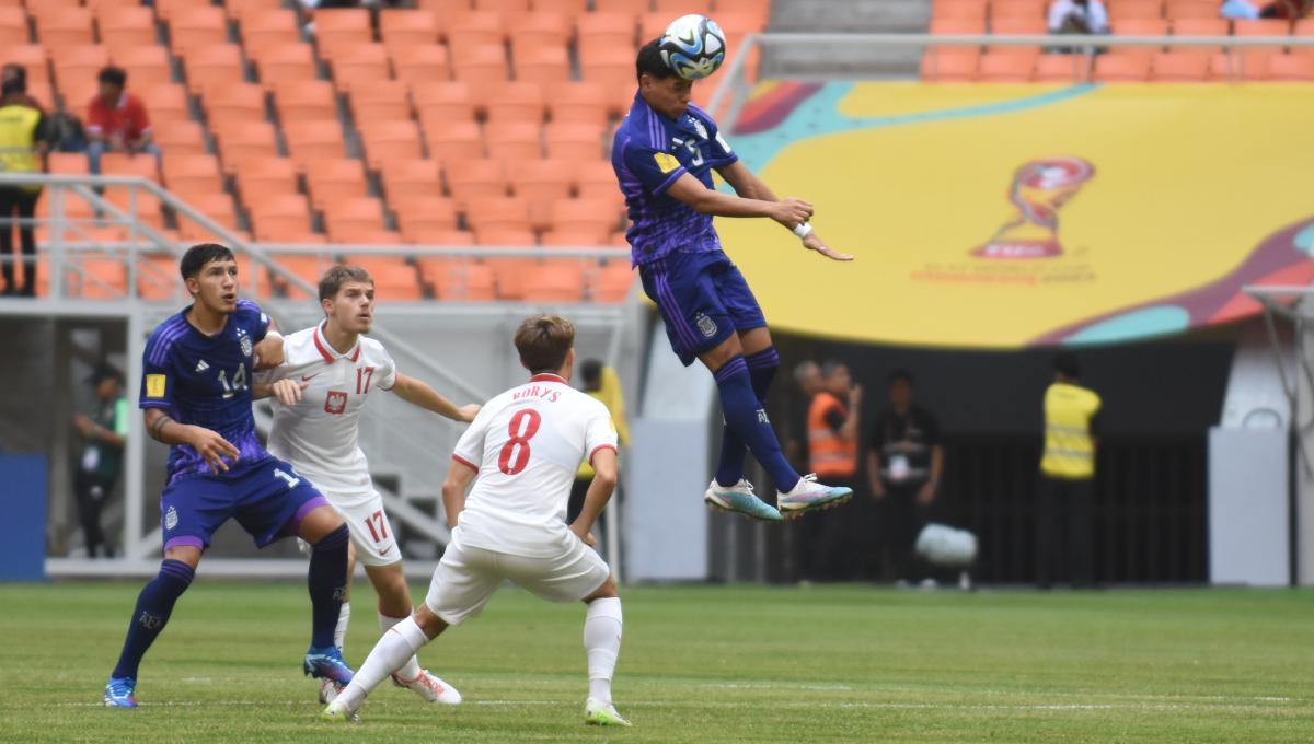 Pemain Argentina melakukan sundulan pada laga ketiga fase grup D Piala Dunia U-17 2023 melawan Polandia di Stadion JIS, Jumat (17/11/23).