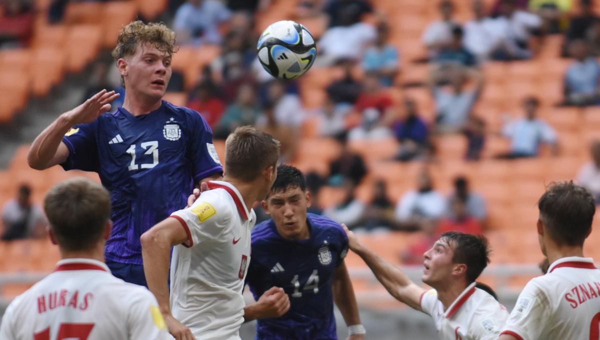 Pemain Argentina, Tobias Palacio melakukan sundulan ke arah gawang Poalndia pada laga ketiga fase grup D Piala Dunia U-17 2023 di Stadion JIS, Jumat (17/11/23).