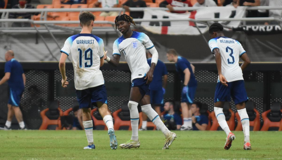 Selebrasi pemain Inggris, Joel Ndala usai cetak gol ke gawang Brasil pada laga ketiga fase grup C Piala Dunia U-17 2023 di Stadion JIS, Jumat (17/11/23).