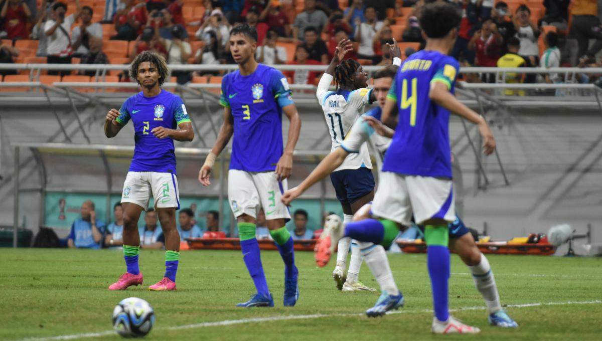 Selebrasi pemain Inggris, Joel Ndala usai cetak gol ke gawang Brasil pada laga ketiga fase grup C Piala Dunia U-17 2023 di Stadion JIS, Jumat (17/11/23).