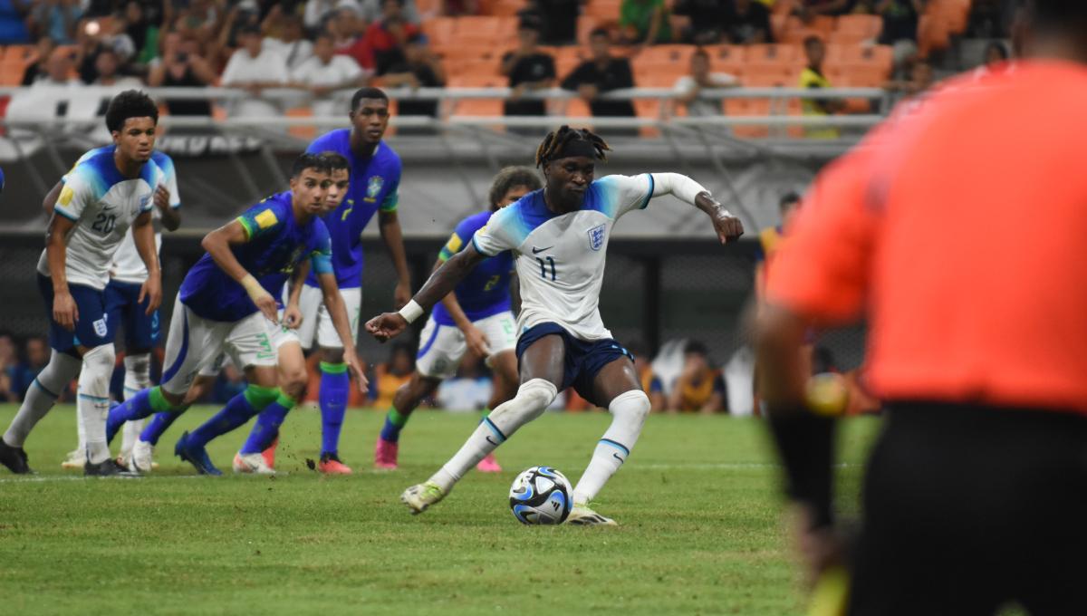 Pemain Inggris, Joel Ndala saat mengeksekusi penalti ke gawang Brasil pada laga ketiga fase grup C Piala Dunia U-17 2023 di Stadion JIS, Jumat (17/11/23).