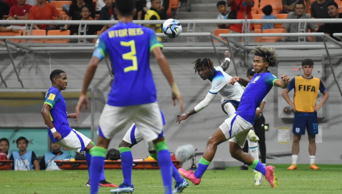 Pemain Inggris, Joel Ndala saat melakukan tembakan ke gawang Brasil pada laga ketiga fase grup C Piala Dunia U-17 2023 di Stadion JIS, Jumat (17/11/23).