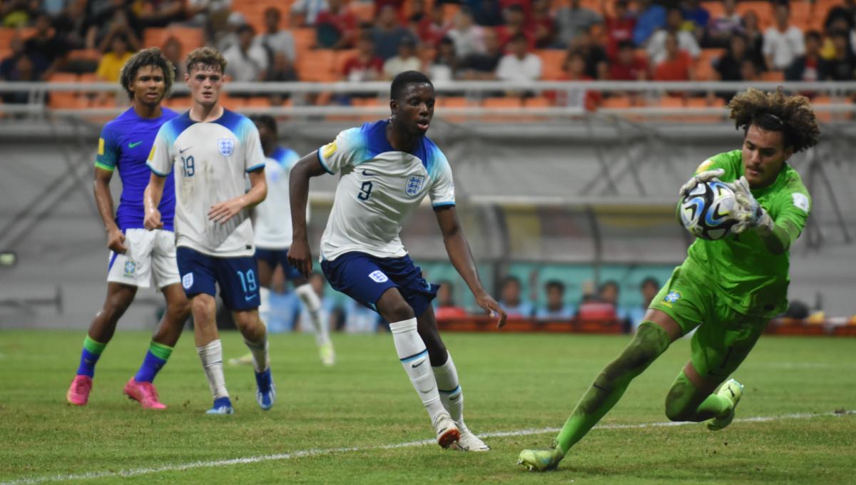 Kiper Brasil, Gabriel Philipe mengamankan bola dari serangan pemain Inggris pada laga ketiga fase grup C Piala Dunia U-17 2023 di Stadion JIS, Jumat (17/11/23).