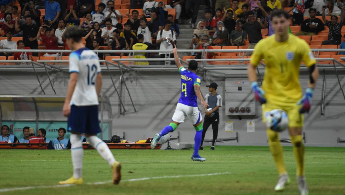 Selebrasi pemain Inggris, Elias Kaua usai mencetak gol ke gawang Inggris pada laga ketiga fase grup C Piala Dunia U-17 2023 di Stadion JIS, Jumat (17/11/23).