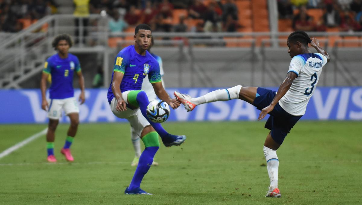 Pemain Brasil, Elias Kaua berebut bola dengan pemain Inggris pada laga ketiga fase grup C Piala Dunia U-17 2023 di Stadion JIS, Jumat (17/11/23).