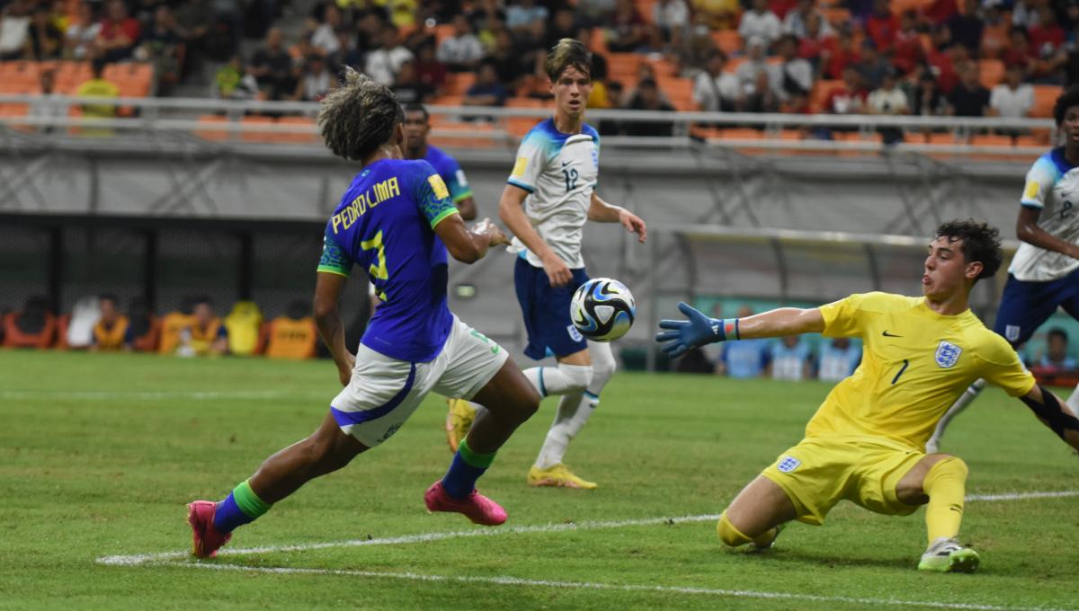 Peluang pemain Brasil, Pedro Lima di depan gawang Inggris pada laga ketiga fase grup C Piala Dunia U-17 2023 di Stadion JIS, Jumat (17/11/23).