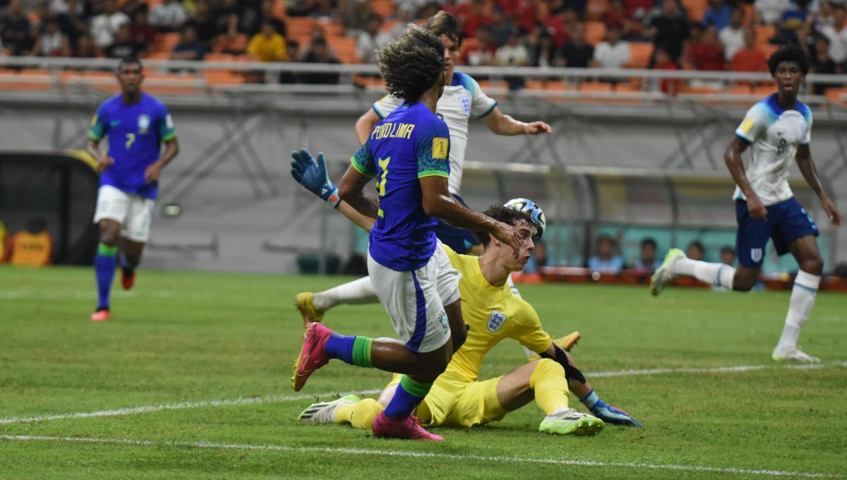 Peluang pemain Brasil, Pedro Lima di depan gawang Inggris pada laga ketiga fase grup C Piala Dunia U-17 2023 di Stadion JIS, Jumat (17/11/23).