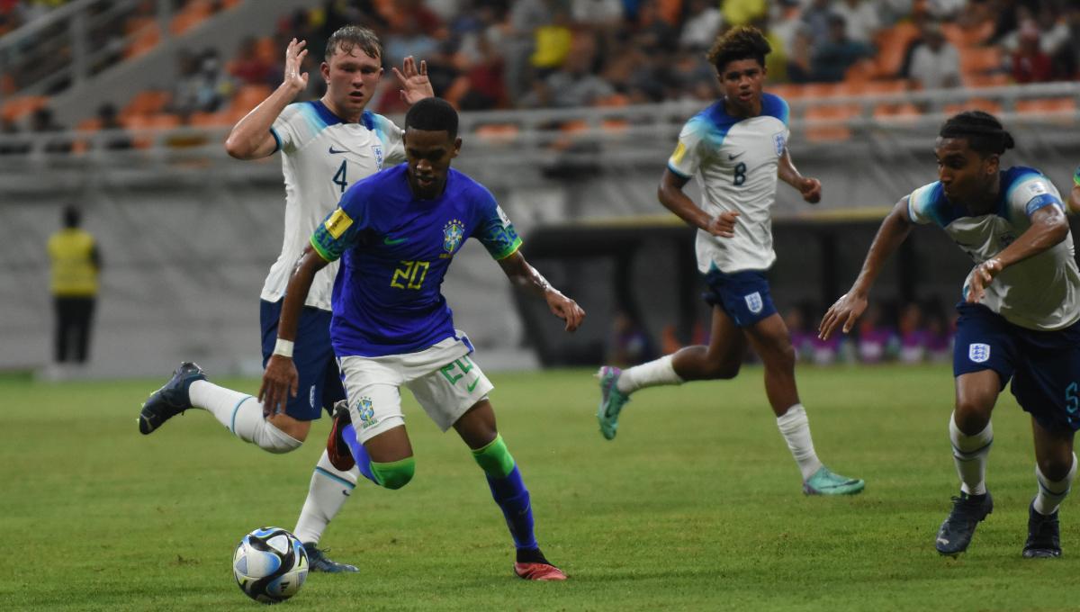 Pemain Brasil, Estavo saat berhasil melewati hadangan pemain Inggris pada laga ketiga fase grup C Piala Dunia U-17 2023 di Stadion JIS, Jumat (17/11/23).