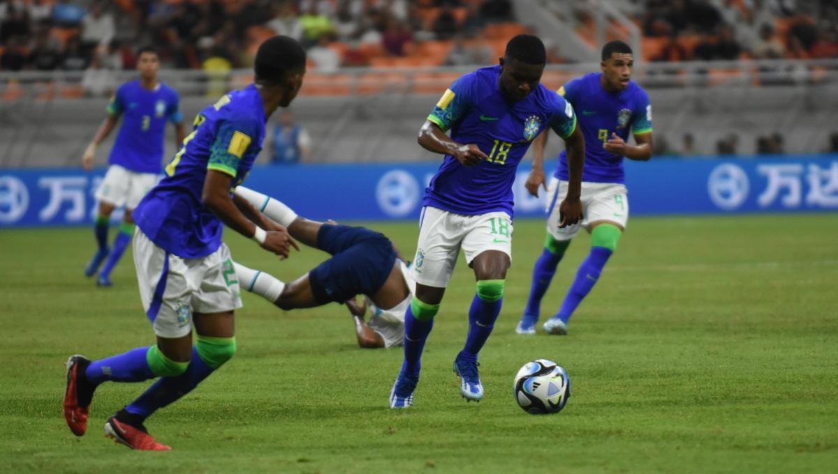 Pemain Brasil, Sidney berhasil melewati hadangan pemain Inggris pada laga ketiga fase grup C Piala Dunia U-17 2023 di Stadion JIS, Jumat (17/11/23).