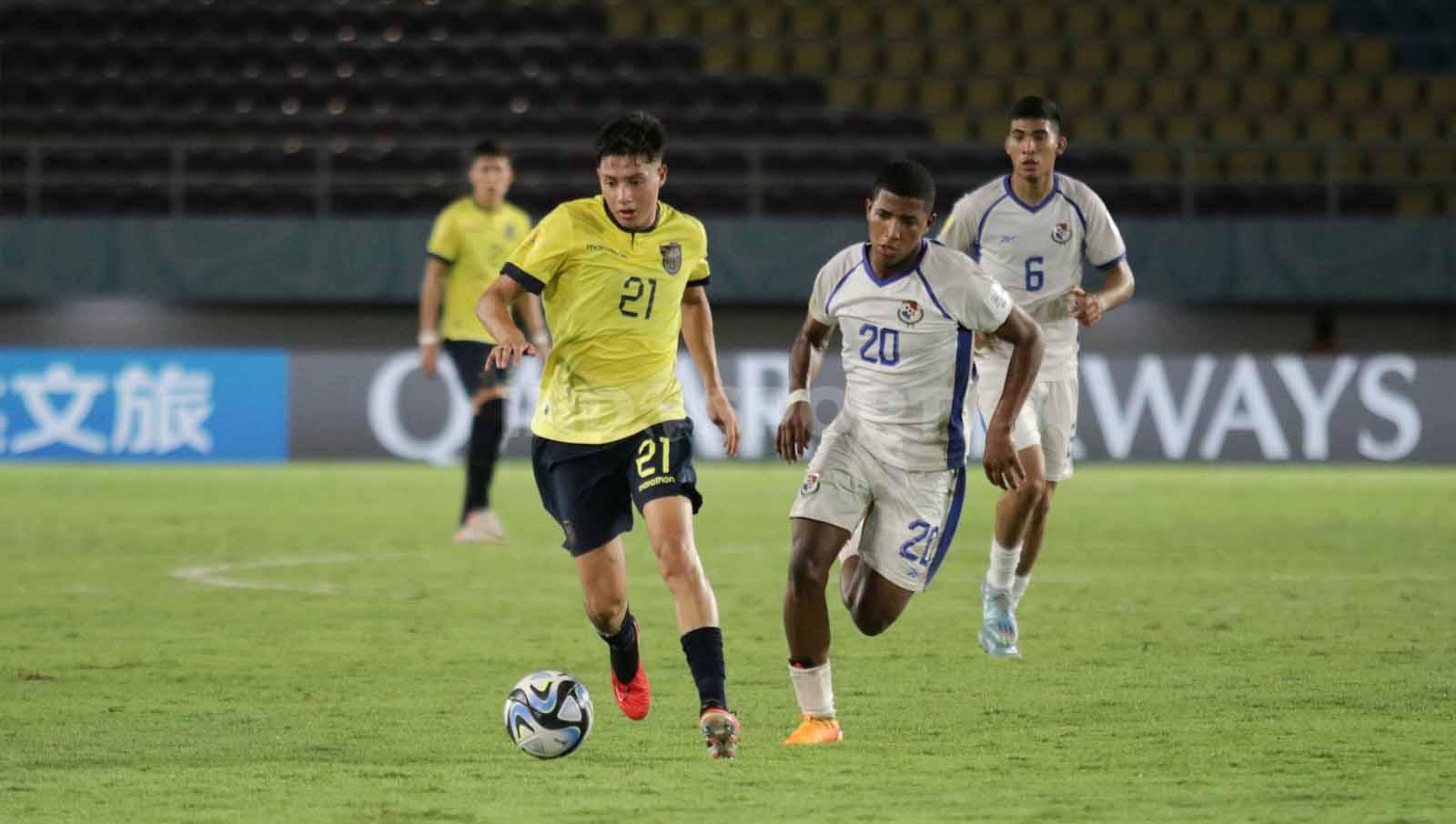 Aksi penyerang Ekuador, Santiago Sanchez, dibayangi bek Panama, Ernesto Gomez,  dalam pertandingan fase grup A Piala Dunia U-17 2023 di Stadion Manahan Solo, Kamis (16/11/23). (Foto: Nofik Lukman Hakim/INDOSPORT)