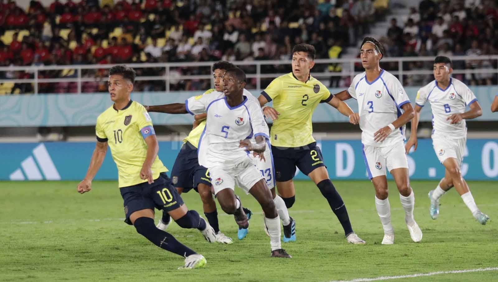 Para pemain Panama mengawal ketat pergerakan pemain Ekuador dalam pertandingan fase grup A Piala Dunia U-17 2023 di Stadion Manahan Solo, Kamis (16/11/23). (Foto: Nofik Lukman Hakim/INDOSPORT)