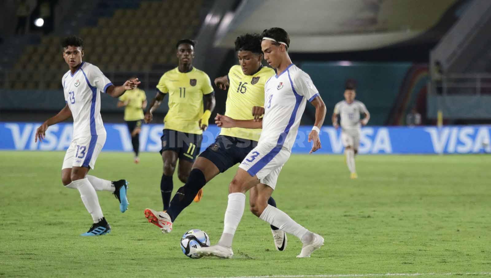 Penyerang Ekuador, Yandri Vasquez, berusaha merebut bola yang dikuasai bek Panama, Martin Krug,  dalam pertandingan fase grup A Piala Dunia U-17 2023 di Stadion Manahan Solo, Kamis (16/11/23). (Foto: Nofik Lukman Hakim/INDOSPORT)