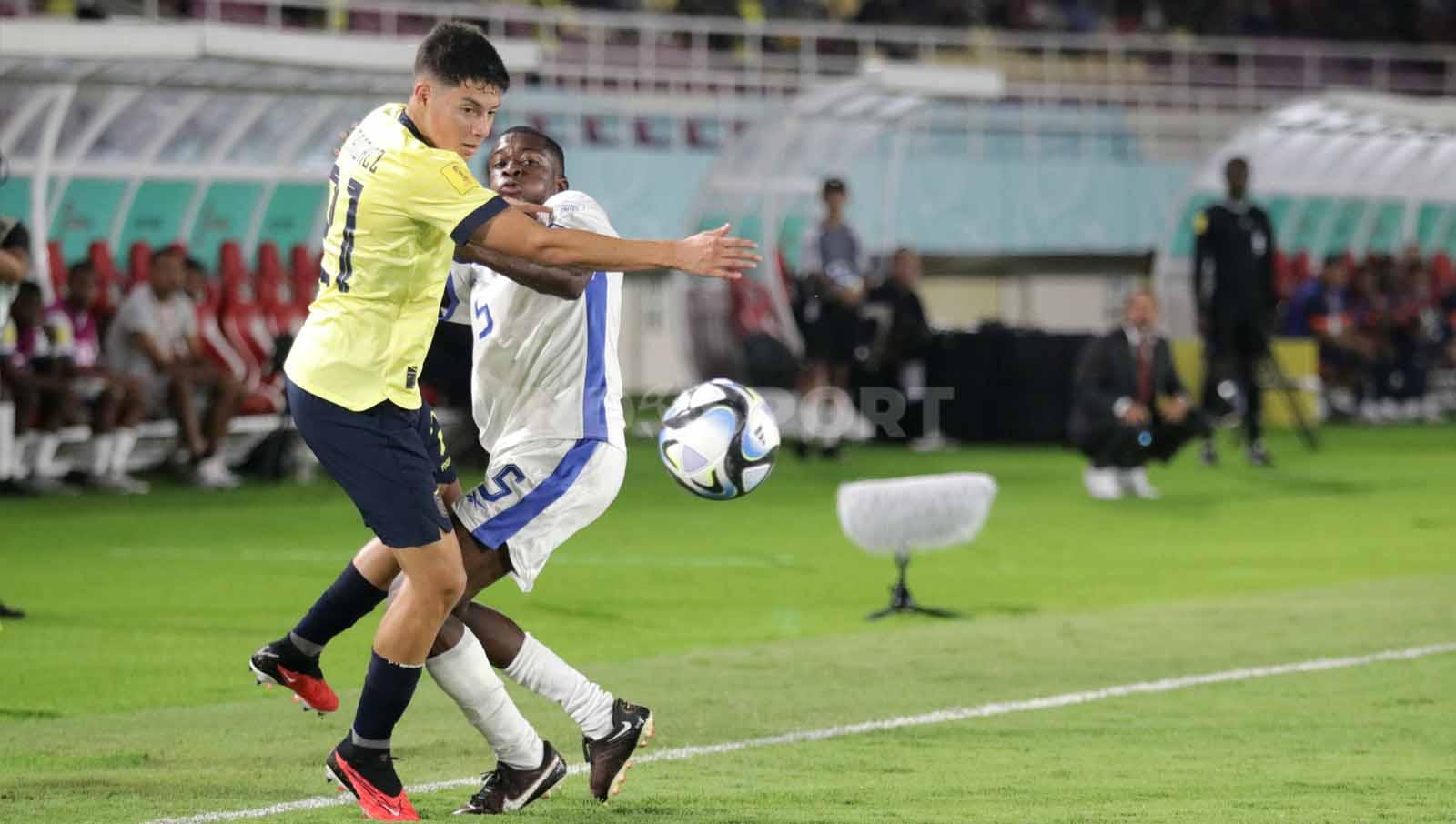 Perebutan bola penyerang Ekuador, Santiago Sanchez, dengan bek Panama, Juan Hall,  dalam pertandingan fase grup A Piala Dunia U-17 2023 di Stadion Manahan Solo, Kamis (16/11/23). (Foto: Nofik Lukman Hakim/INDOSPORT)