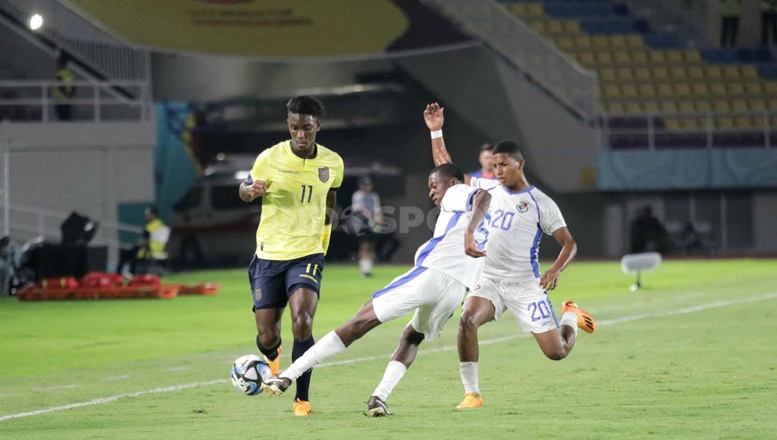 Bek Panama, Juan Hall, menghalau bola yang dikuasai Winger Ekuador, Allen Obando,  dalam pertandingan fase grup A Piala Dunia U-17 2023 di Stadion Manahan Solo, Kamis (16/11/23). (Foto: Nofik Lukman Hakim/INDOSPORT)