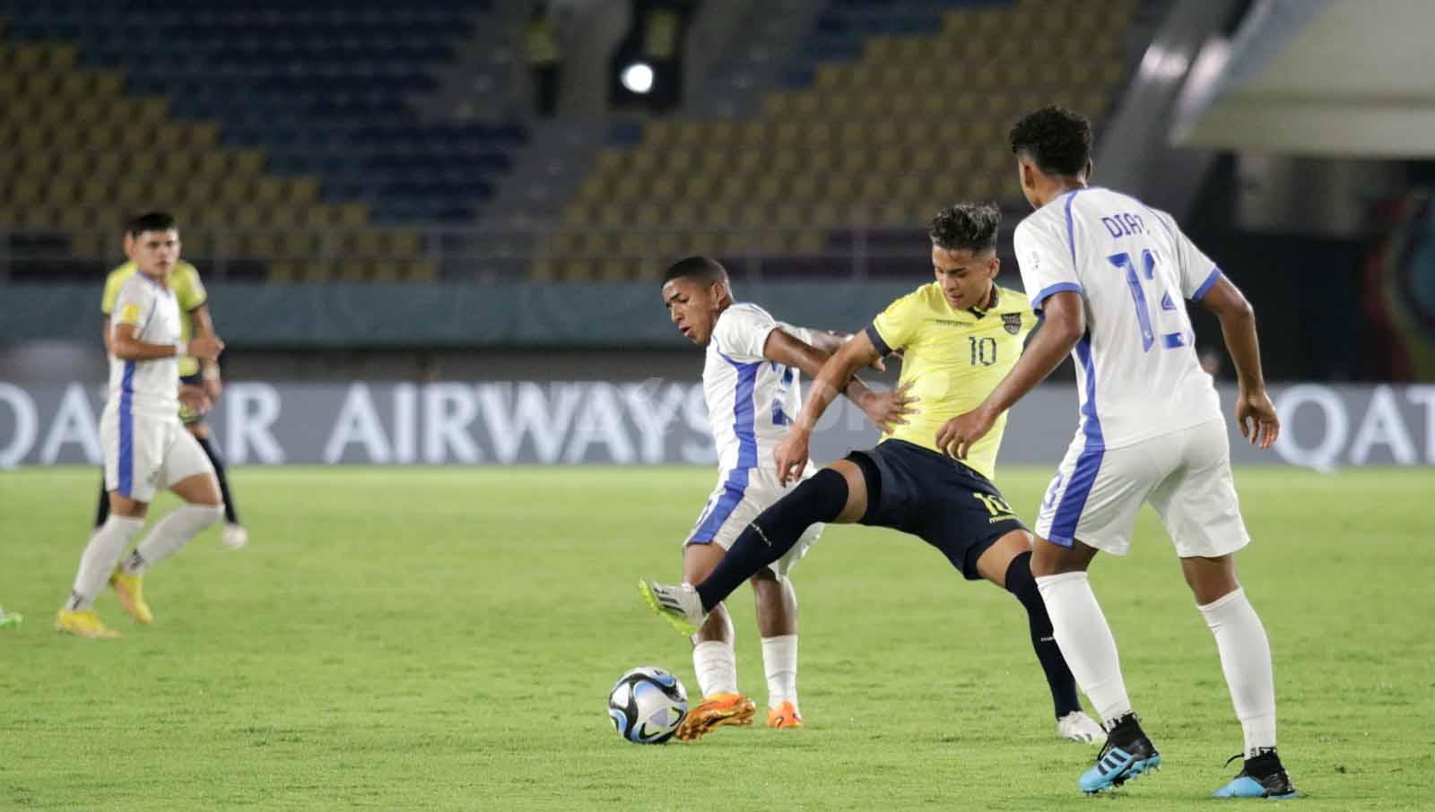 Kapten Ekuador, Michael Bermudez, saat merebut bola yang dipegang pemain Panama,  dalam pertandingan fase grup A Piala Dunia U-17 2023 di Stadion Manahan Solo, Kamis (16/11/23). (Foto: Nofik Lukman Hakim/INDOSPORT)
