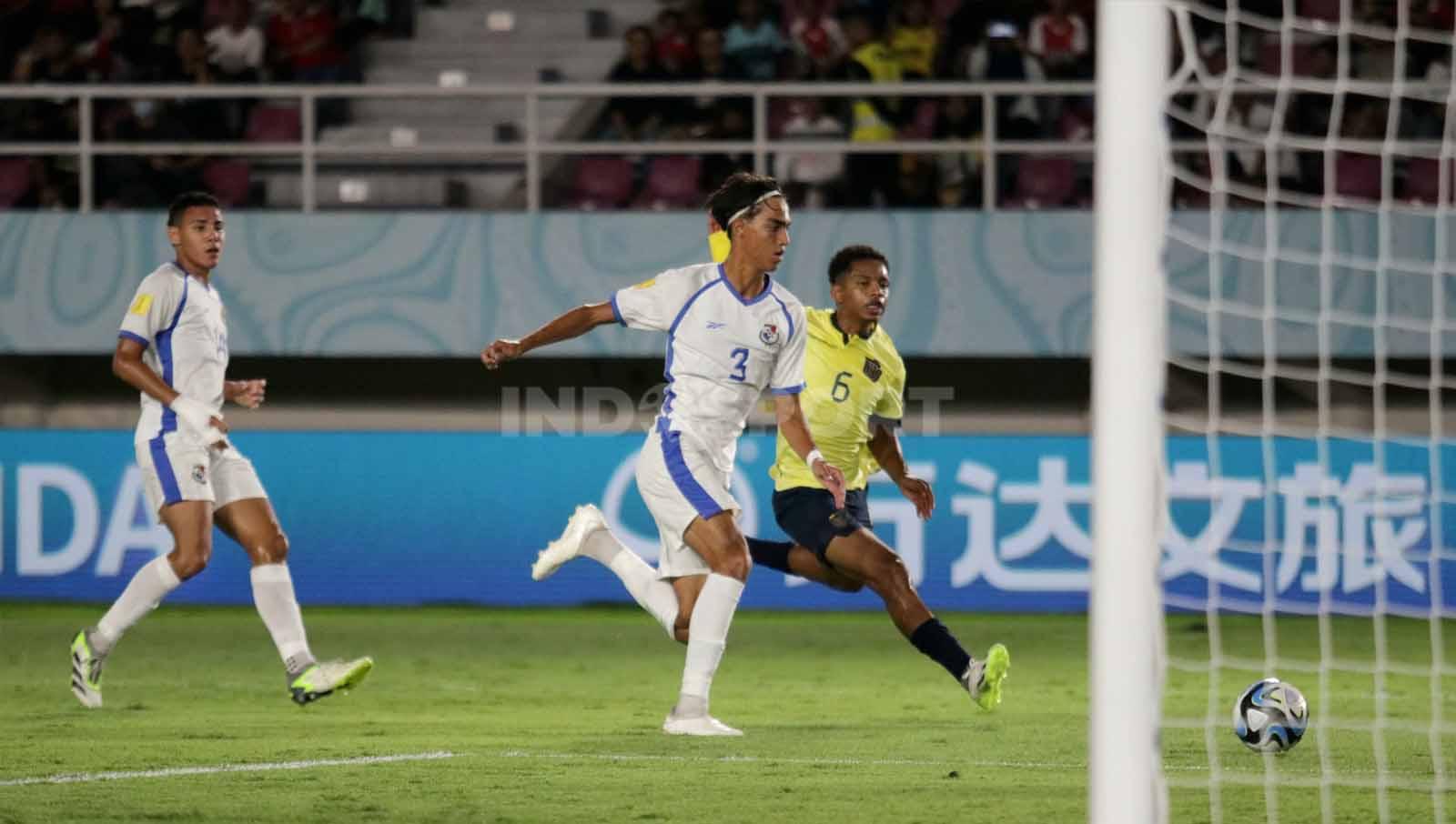 Aksi bek Panama, Martin Krug, menutup pergerakan pemain Ekuador, Elkin Ruiz,  dalam pertandingan fase grup A Piala Dunia U-17 2023 di Stadion Manahan Solo, Kamis (16/11/23). (Foto: Nofik Lukman Hakim/INDOSPORT)
