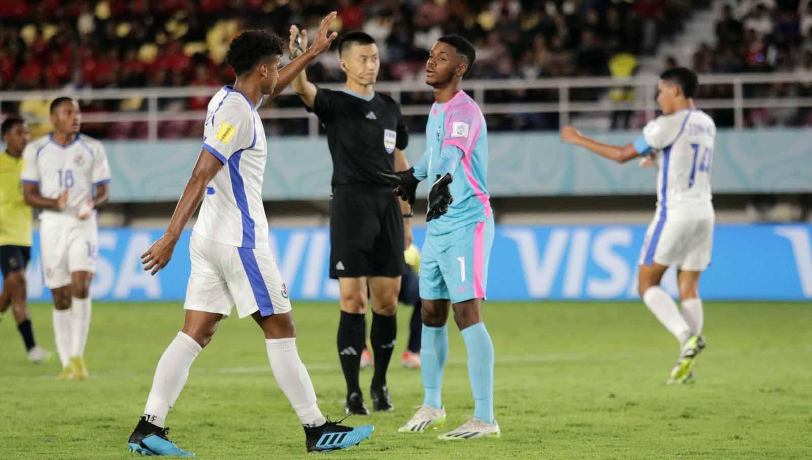 Kiper Panama, Manuel Romero, memberikan semangat kepada rekannya  dalam pertandingan fase grup A Piala Dunia U-17 2023 di Stadion Manahan Solo, Kamis (16/11/23). (Foto: Nofik Lukman Hakim/INDOSPORT)