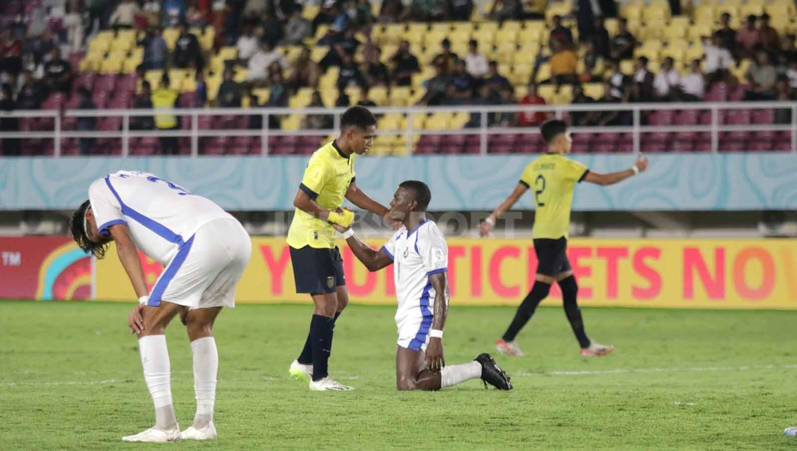 Salah satu pemain Ekuador memberikan semangat pada pemain Panama setelah dipastikan tersingkir dari Piala Dunia U-17 2023. (Foto: Nofik Lukman Hakim/INDOSPORT) - INDOSPORT