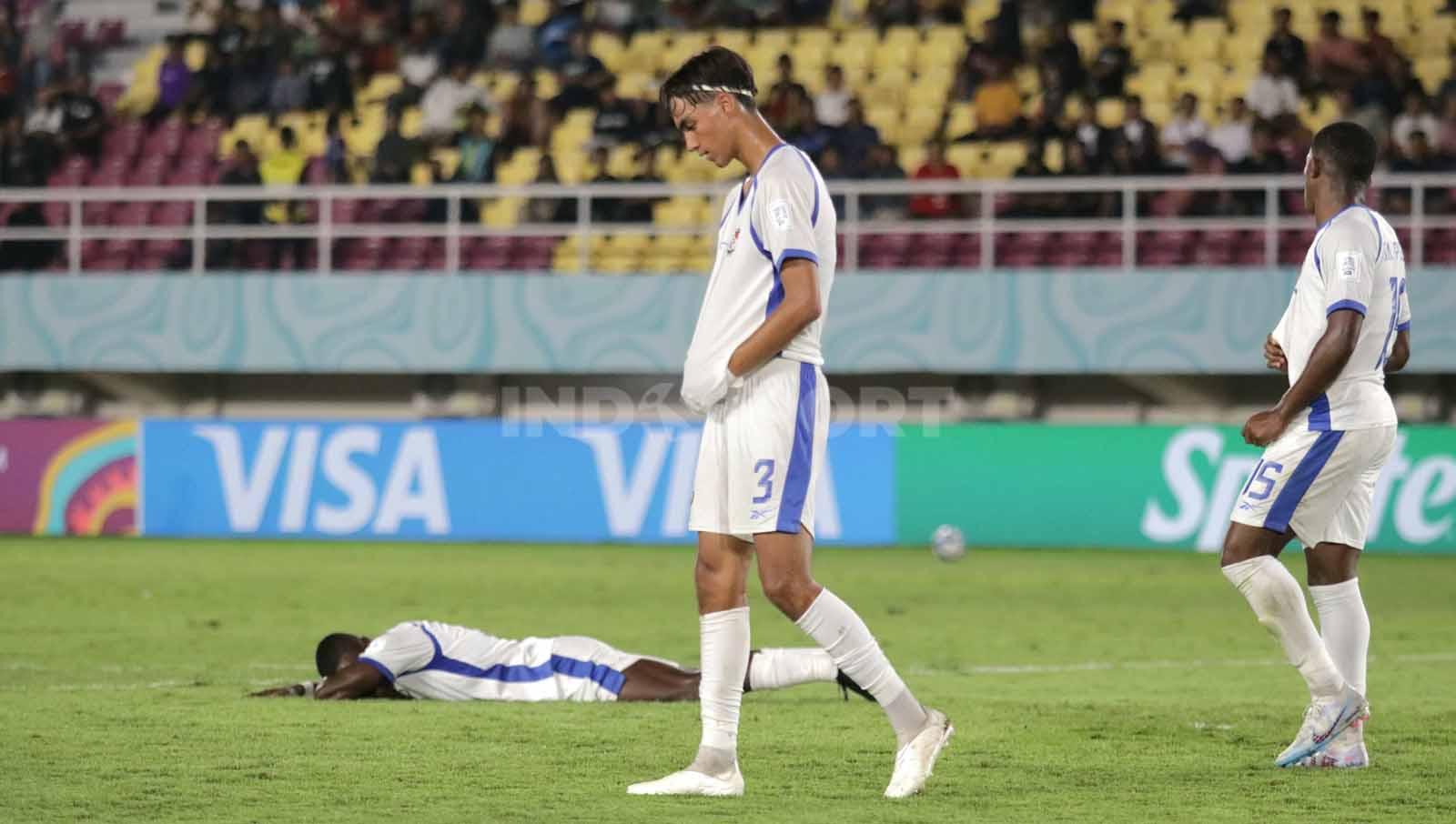 Para pemain Panama tertunduk lesu setelah tersingkir dari Piala Dunia U-17 2023. (Foto: Nofik Lukman Hakim/INDOSPORT)