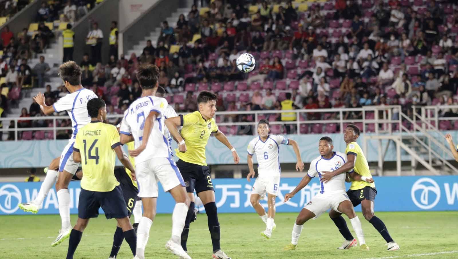 Perebutan bola pemain Panama dengan Ekuador dalam pertandingan fase grup A Piala Dunia U-17 2023 di Stadion Manahan Solo, Kamis (16/11/23). (Foto: Nofik Lukman Hakim/INDOSPORT)