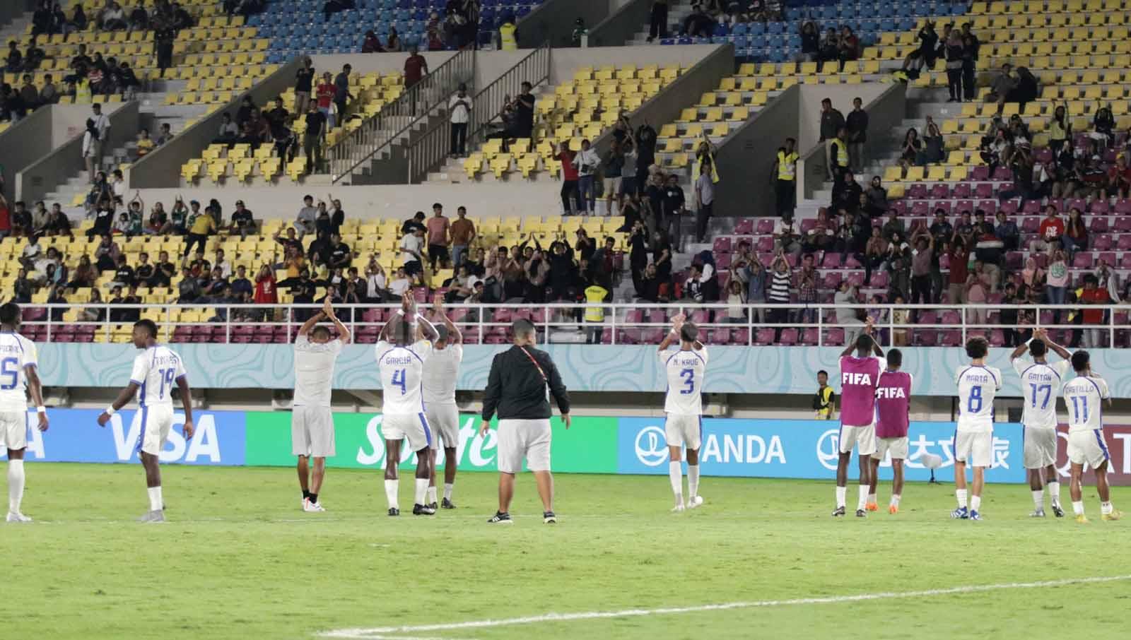 Para pemain Panama memberika ucapan terima kasih pada penonton usai pertandingan fase grup A Piala Dunia U-17 2023 melawan Ekuador di Stadion Manahan Solo, Kamis (16/11/23). (Foto: Nofik Lukman Hakim/INDOSPORT)
