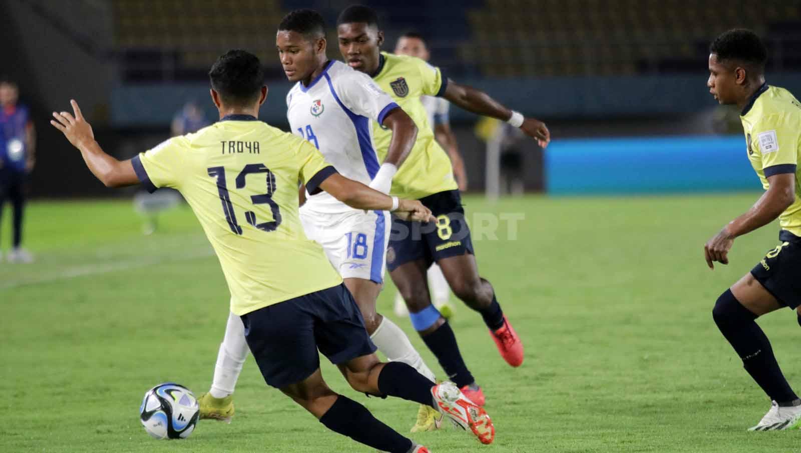 Gelandang Panama, Hector Rios, berupaya melewati penjagaan berlapis Ekuador  dalam pertandingan fase grup A Piala Dunia U-17 2023 di Stadion Manahan Solo, Kamis (16/11/23). (Foto: Nofik Lukman Hakim/INDOSPORT)