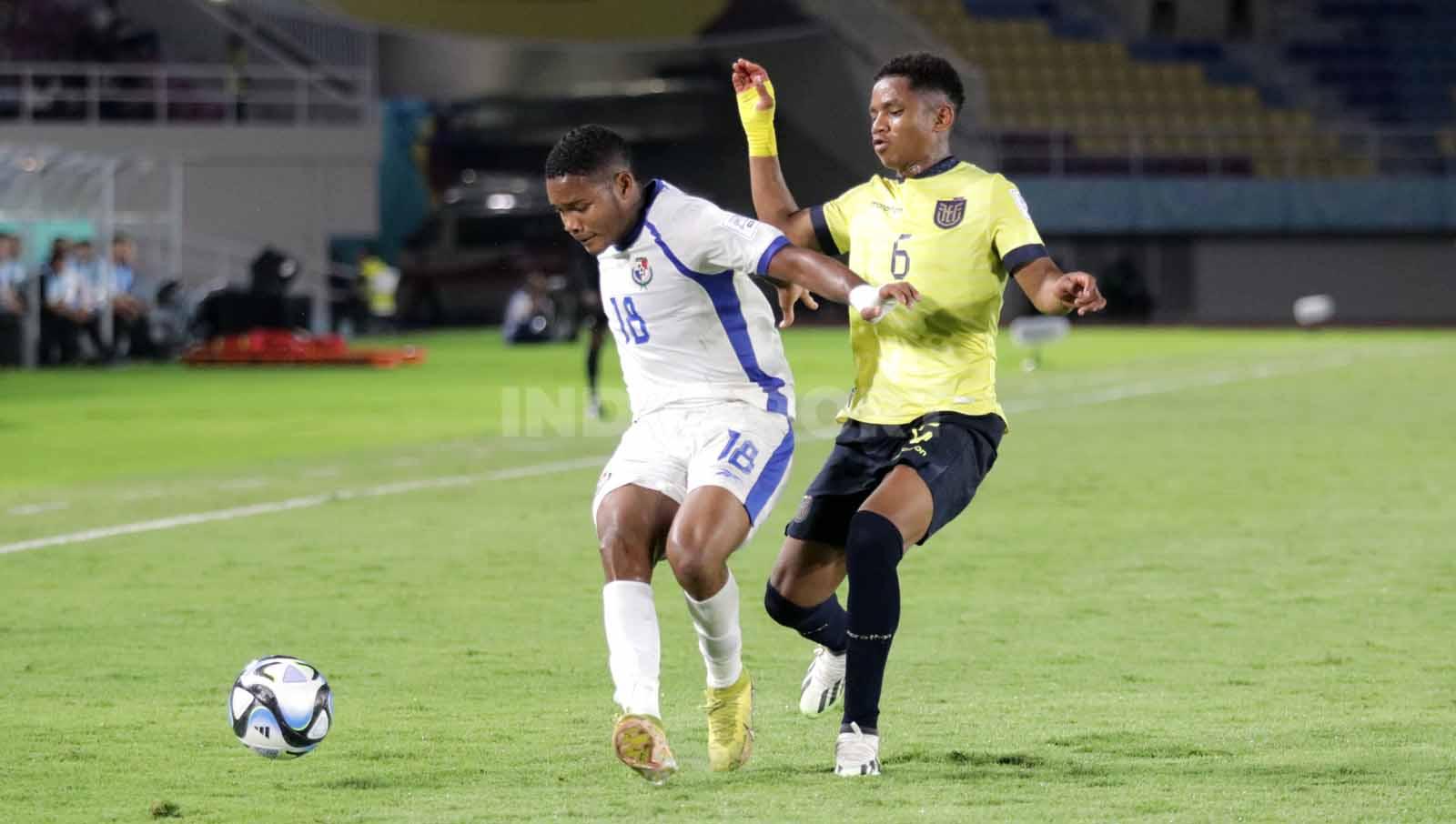 Perebutan bola gelandang Panama, Hector Rios, dengan bek Ekuador, Elkin Ruiz, dalam pertandingan fase grup A Piala Dunia U-17 2023 di Stadion Manahan Solo, Kamis (16/11/23). (Foto: Nofik Lukman Hakim/INDOSPORT)