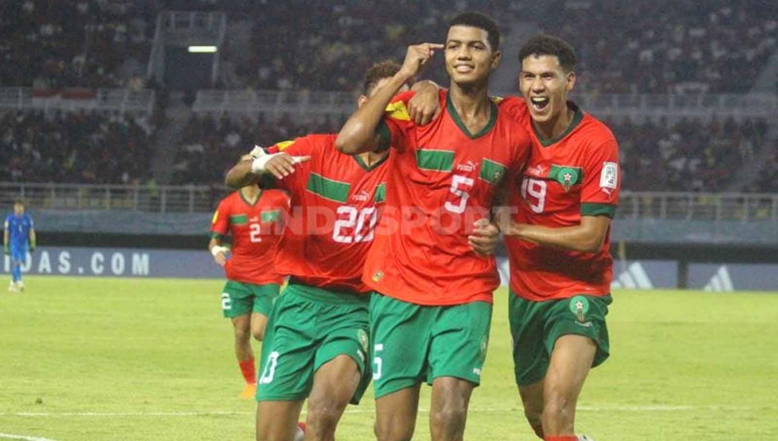 Selebrasi pemain Maroko U-17 Abdelhamid Ait Boudlal usai mencetak gol lewat sundulan. (Foto: Fitra Herdian/INDOSPORT)