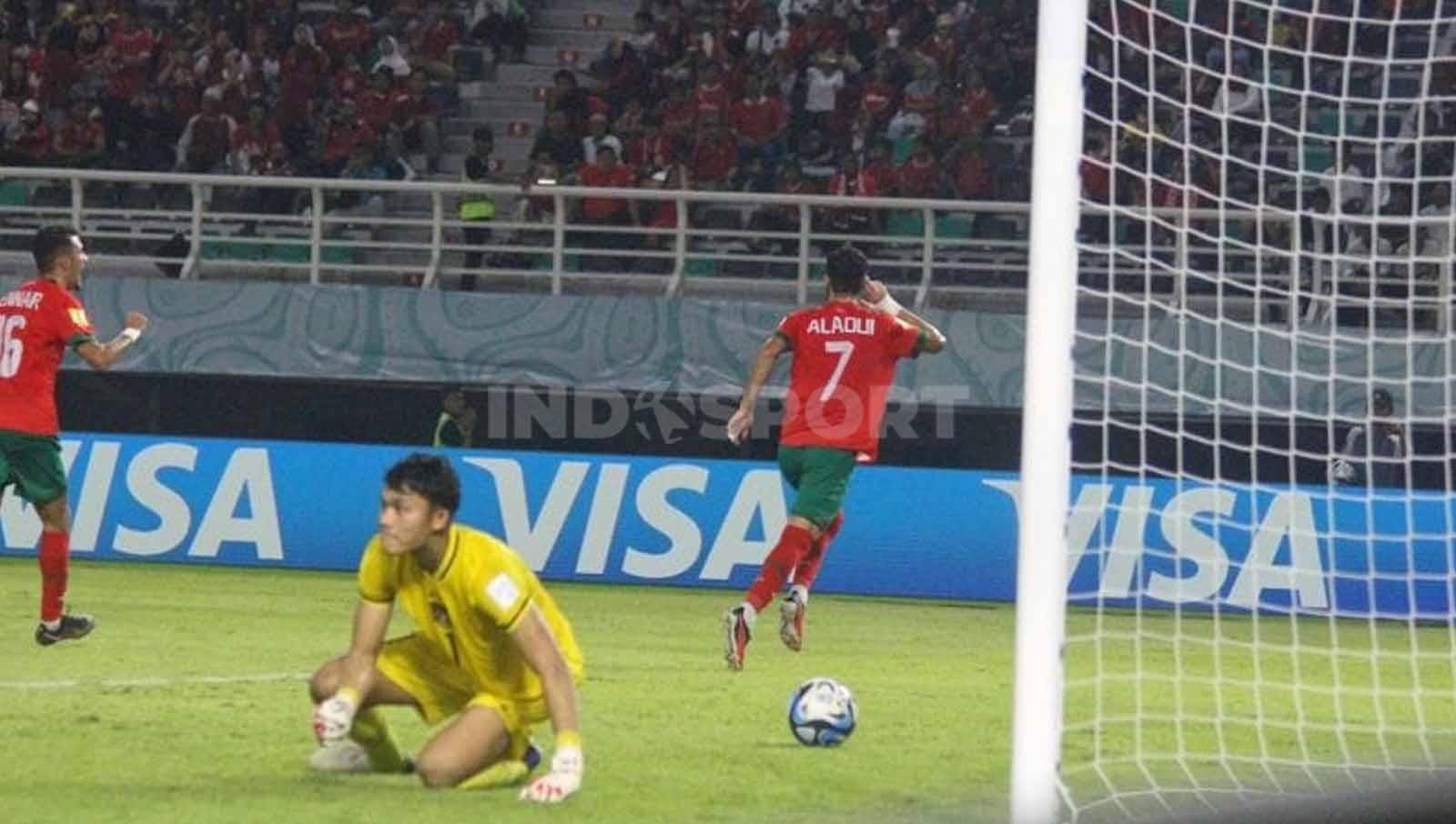 Selebrasi pemain Maroko U-17 Anas Alaoui setelah berhasil mengeksekusi penalti. (Foto: Fitra Herdian/INDOSPORT)