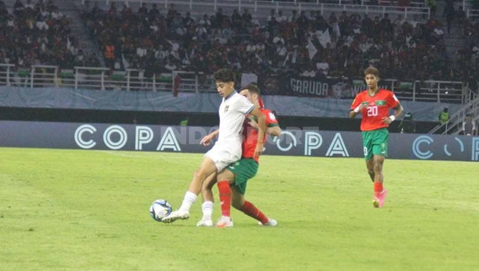 Welber Jardim ditempel ketat oleh pemain Maroko U-17. (Foto: Fitra Herdian/INDOSPORT)