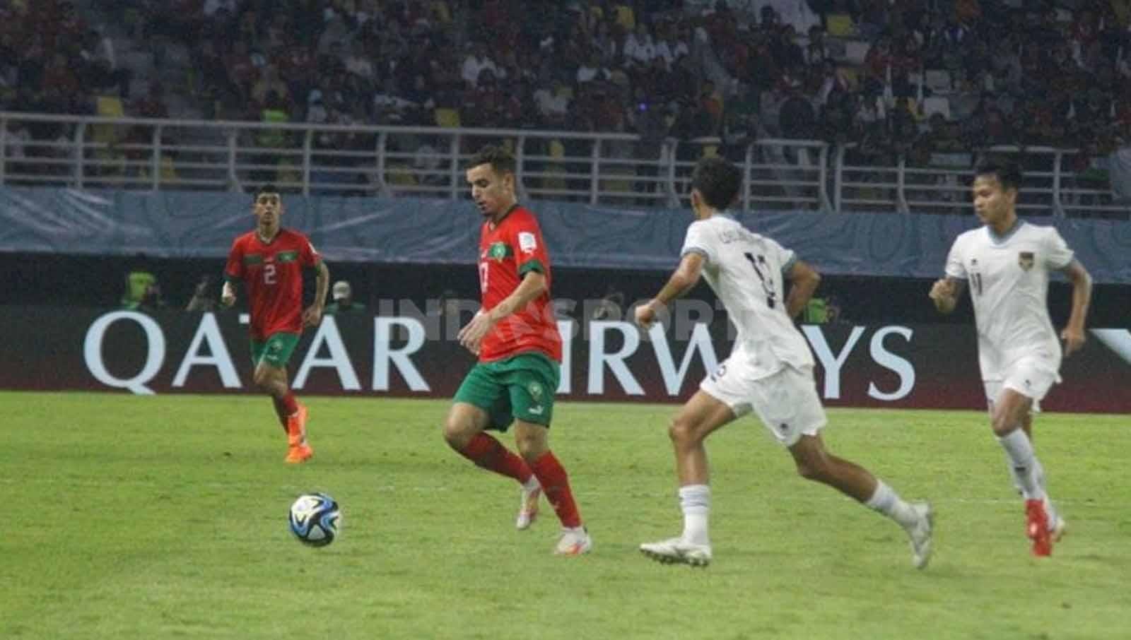 Abdelhamid Maali diganggu dua pemain Timnas Indonesia U-17. (Foto: Fitra Herdian/INDOSPORT)