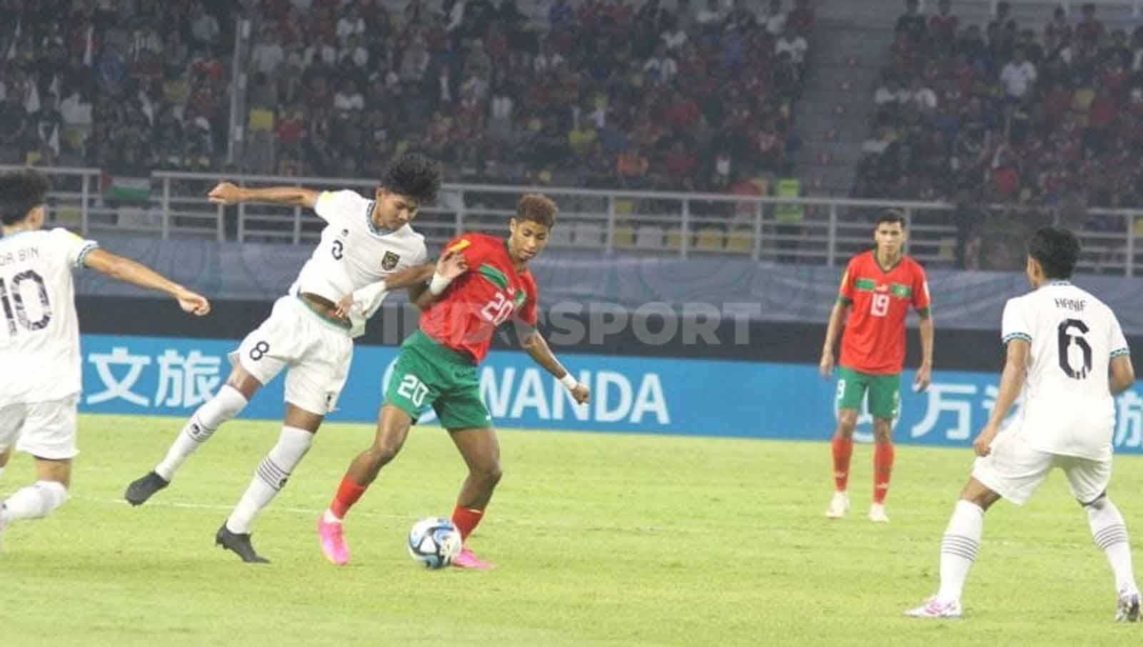 Arkhan Purwanto berusaha merebut bola dari Mohamed Amine Katiba. (Foto: Fitra Herdian/INDOSPORT)