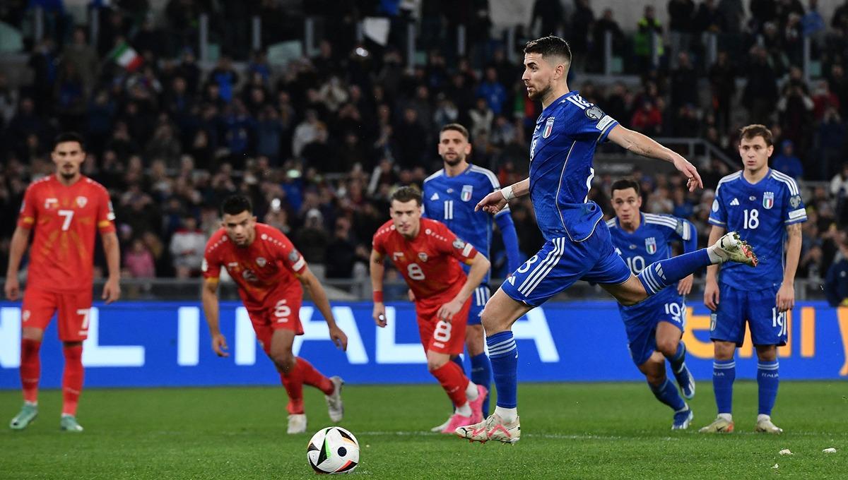 Jorginho mengeksekusi penalti di laga Italia vs Makedonia Utara. (Foto: REUTERS/Jennifer Lorenzini) - INDOSPORT